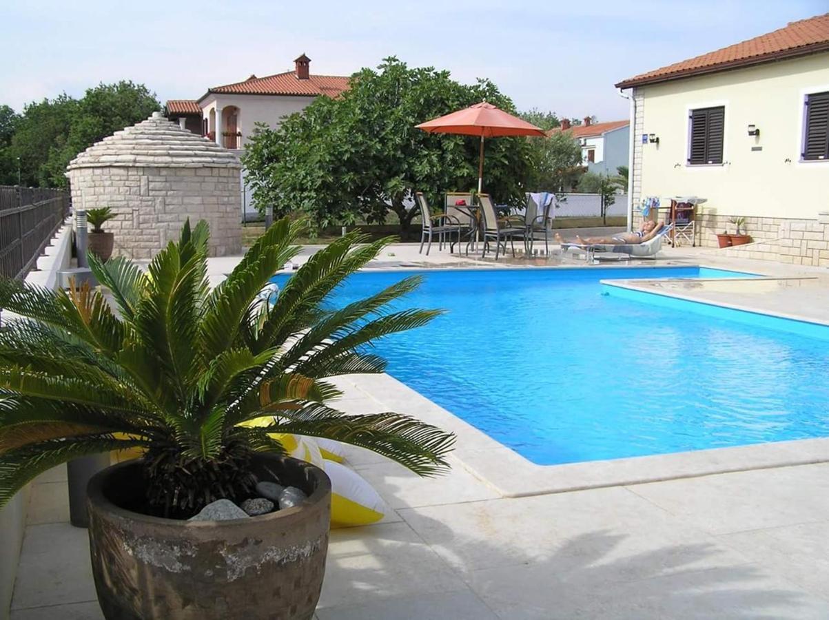 Nice, Cosy Studio Apartment With Shared Outdoor Pool Баньоле Екстериор снимка