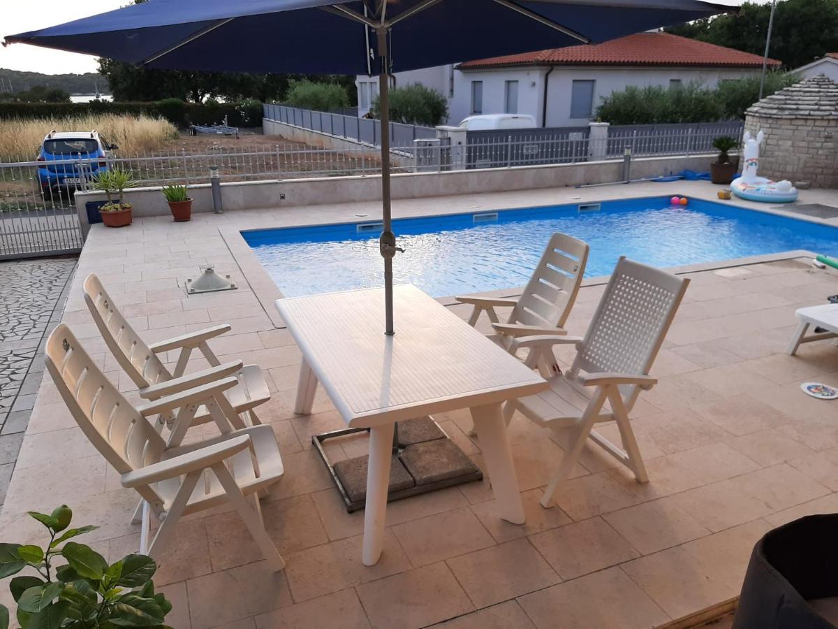 Nice, Cosy Studio Apartment With Shared Outdoor Pool Баньоле Екстериор снимка